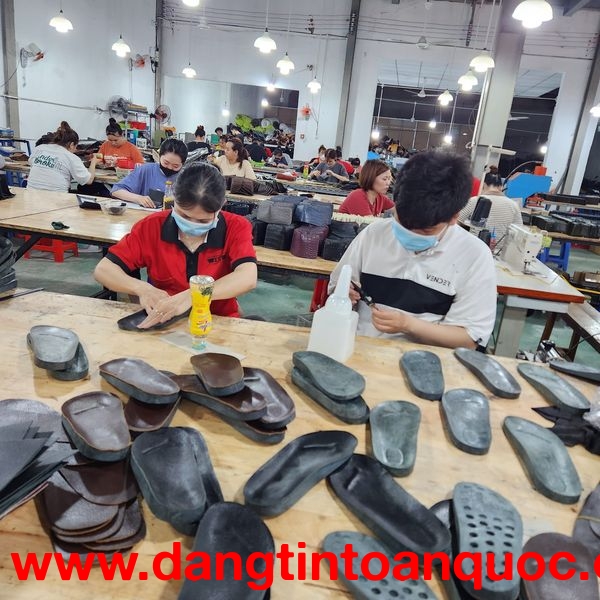 Tìm xưởng sản xuất giày dép da bò tận xưởng giá cạnh tranh
