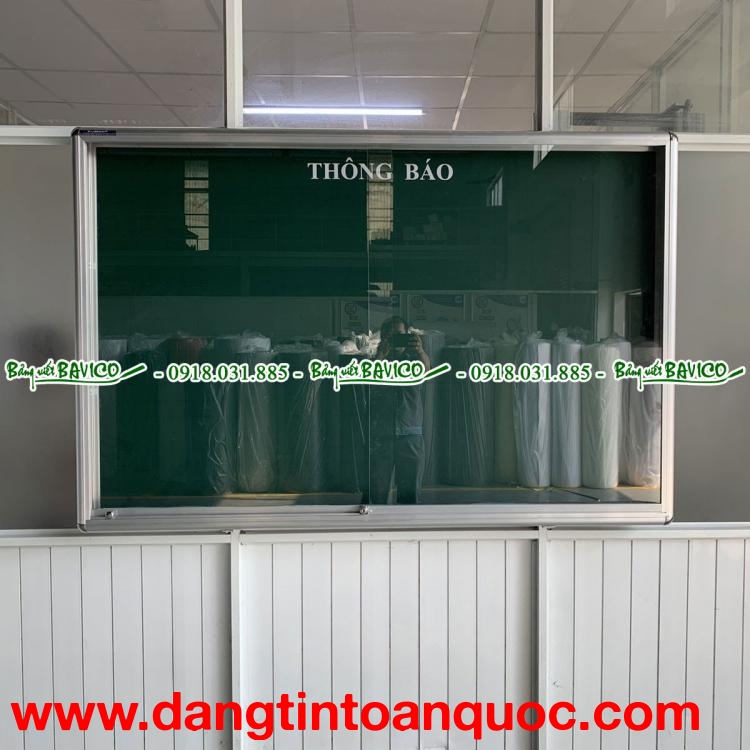 Bảng thông báo treo tường gắn khóa