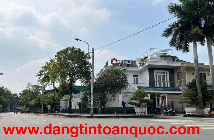 Bán gấp Biệt thự góc 3 mặt tiền khu Biệt thự quận Tân Phú. Liên hệ: 0964340640