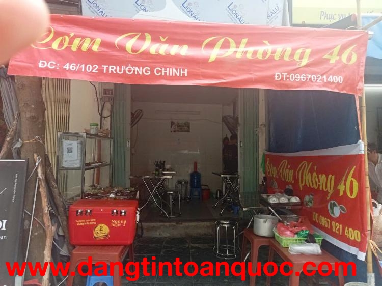 Sang nhượng quán cơm văn phòng đã đầy đủ đồ nghề để nấu cơm bún có lượng khách quen ổn định