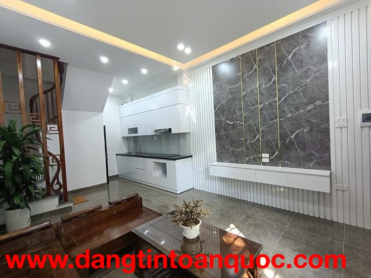 Cần Bán căn nhà 30m2, 5 tầng, giá chỉ 4,95 tỷ ,trên đường Nguyễn Văn Linh, Long Biên, 0902318197