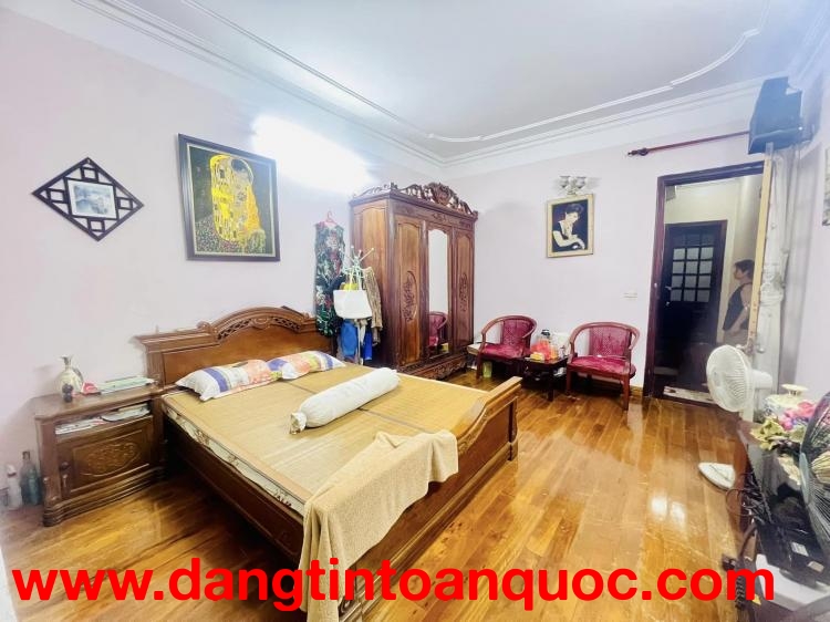 Hiếm! Bán nhà Hàng Điếu, 82m2, 3 tầng, mặt tiền 3.3m, 15.6 tỉ, phù hợp kinh doanh homestay, appartme