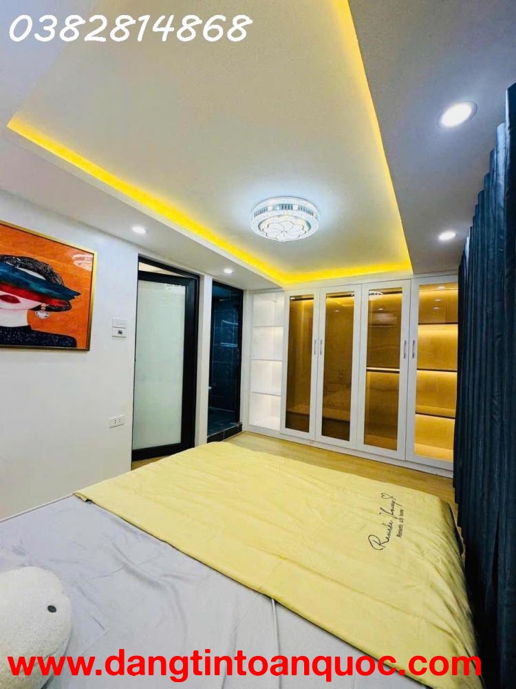 VĂN CHƯƠNG 1 -ĐỐNG ĐA-THANG MÁY-DT:30M2- 5,5 TẦNG -MẶT TIỀN 4,5M -GIÁ 8XTY--OTO CHẠY VÒNG QUANH NHÀ 