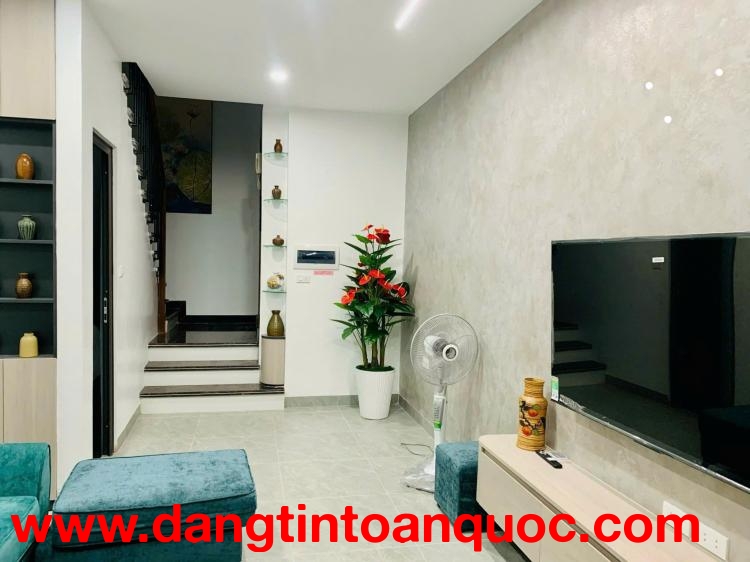 Bán nhà Hồng Tiến Long biên, DT 40M*5 tầng 6 tỷ 7 lô góc gần ô tô, cầu Chương Dương