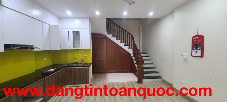 Bán Nhà Phố Nguyễn Ngọc Vũ 51m2 x 5 tầng, ngõ thông rộng, ô chờ thang máy, 4 phòng ngủ đầy đủ công n