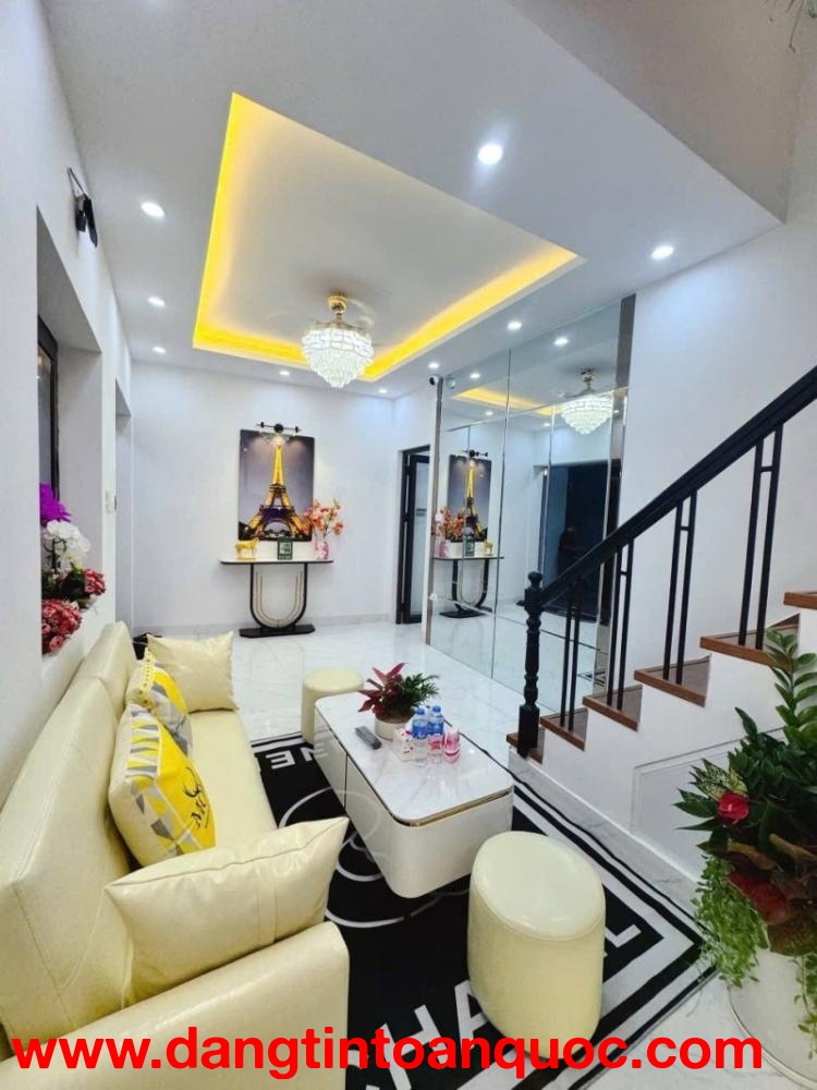 Bán nhà Thái Hà 35m2 4 tầng, mt 4.5m,  nở hậu vuông đẹp, gần phố, 8 tỷ