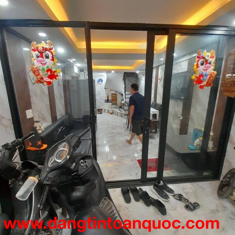 Cần bán nhanh nhà 3 tầng, 30m2 tại Khương Trung, Thanh Xuân, giá 3.5 tỷ, chính chủ, tiện kinh doanh.