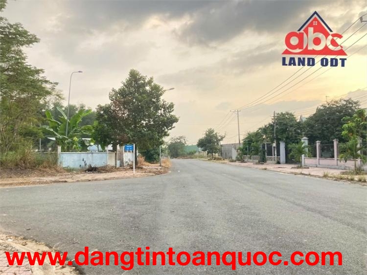 D401 chuyển nhượng gấp lô đất khu dân cư, gần trường học, nhà thờ. đường giao thông lớn