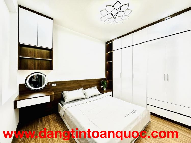 Bán nhà 4 tầng, 60m², Đê La Thành, Cát Linh, 9.4 tỷ, sổ đỏ