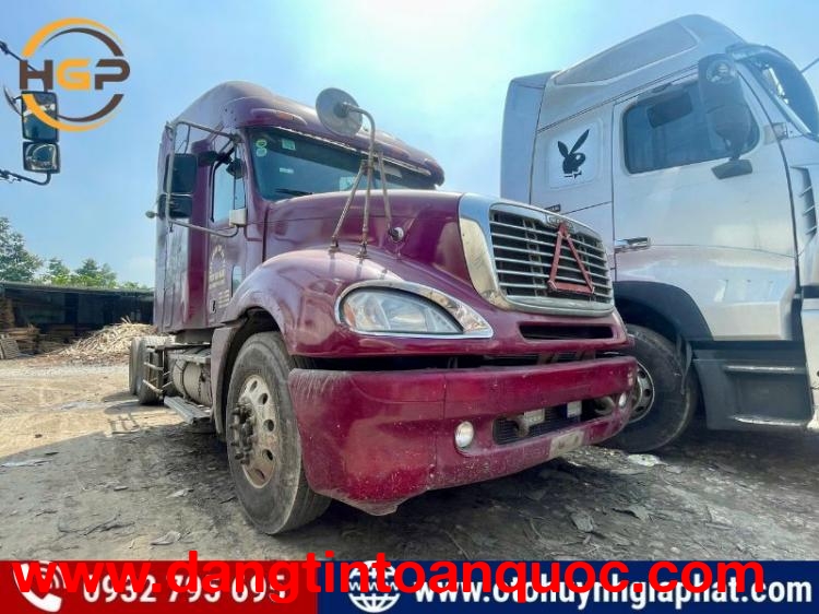 Bán lỗ 2 xe đầu kéo Mỹ Freightliner 2 giường đời 2005 cũ