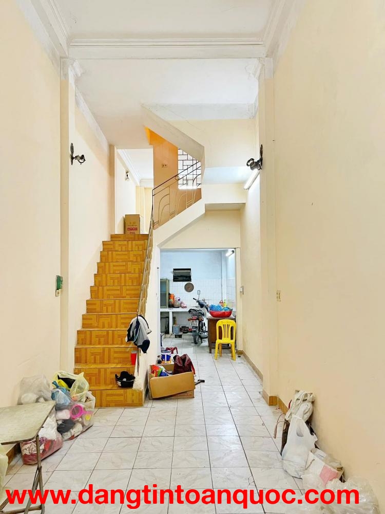 Cho thuê nhà Ở GĐ, NHÓM, KD ONLI ngõ Đê La Thành 3 tầng, 30m2, 3 ngủ, 9 triệu - vào ngay