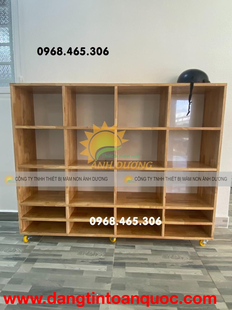 Kệ gỗ đựng cặp balo mầm non, tủ gỗ mầm non mẫu giáo