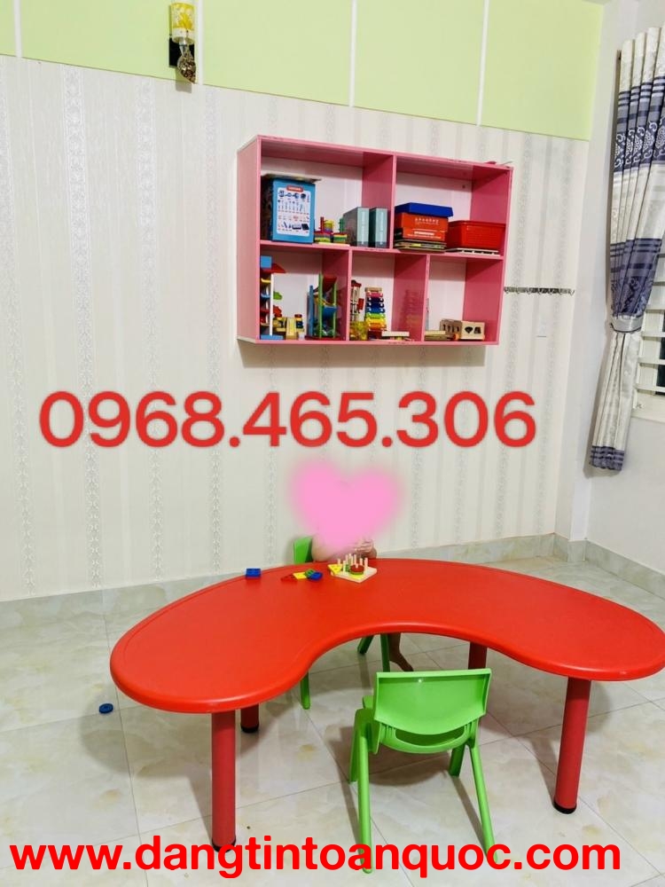 Bàn bán nguyệt mầm non, bàn oval mầm non nhập khẩu