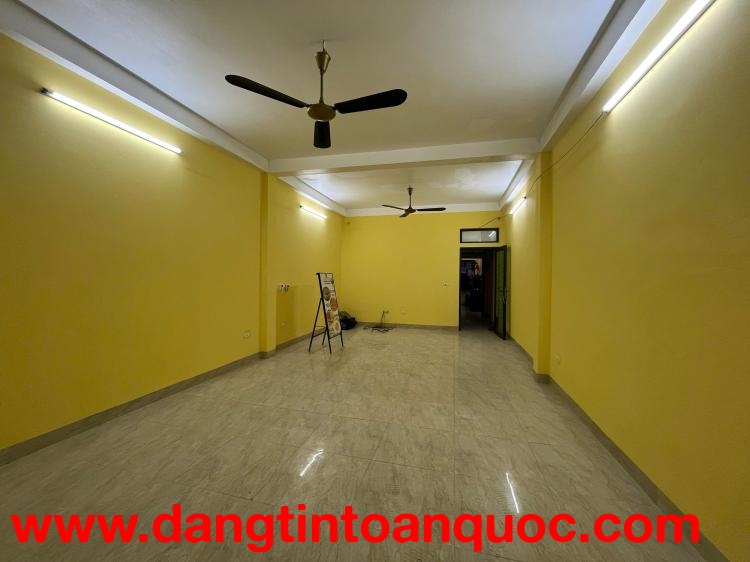 Cho thuê phòng tại Cổng Chào KĐT Hinode Royal Park ( mặt đường )