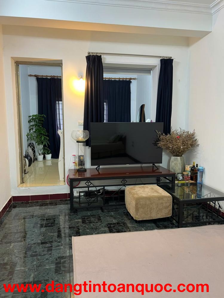 Cho thuê căn hộ Tập thể Công An tầng 5, mặt phố Nguyên Hồng, Láng Hạ, Đống Đa