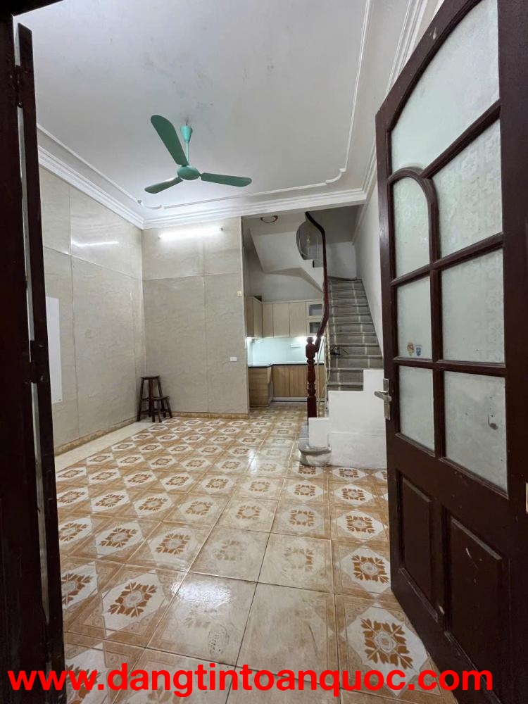 Cho thuê nhà 3 tầng tại ngõ 15 Gốc Đề, 30m² x 3 tầng, 2 ngủ – 3 WC, 9 triệu