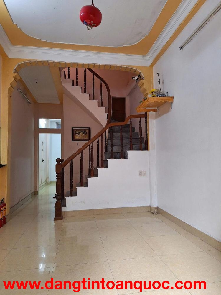 Cho thuê nhà ngõ 243 Tam Trinh, 38m² x 3 tầng, 3 phòng ngủ, 3 WC, 9 triệu