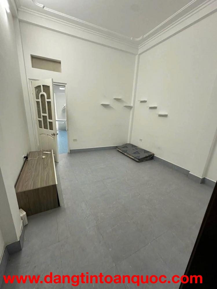 CHO THUÊ PHÒNG LÀM DỊCH VỤ / BÁN HÀNG ONLINE – MẶT ĐƯỜNG KHƯƠNG ĐÌNH