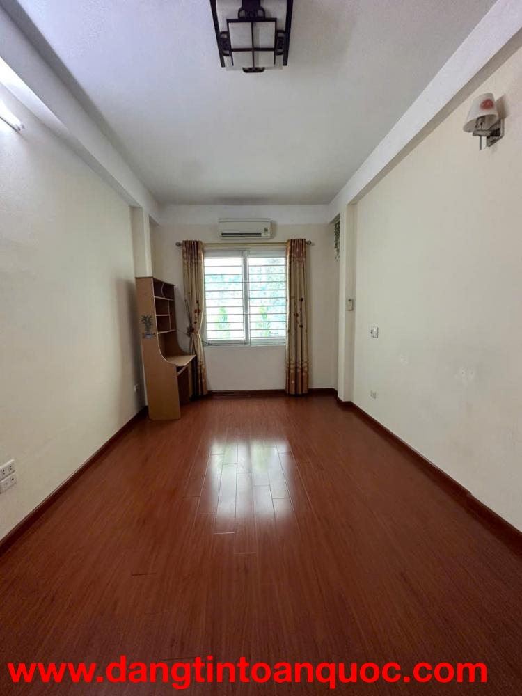 Cần bán nhà vị trí đẹp phố Hồng Tiến, quận Long Biên. Khu vực trung tâm, dân trí cao, tiện ích đầy đ