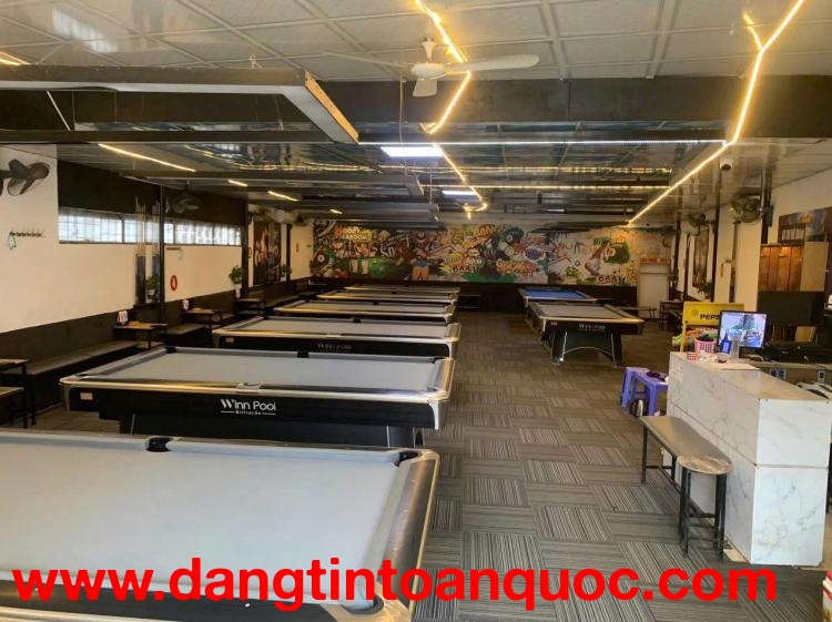 Sang nhượng quán bi-a 8 bàn đang hoạt động bình thường, có lượng khách quen ổn định