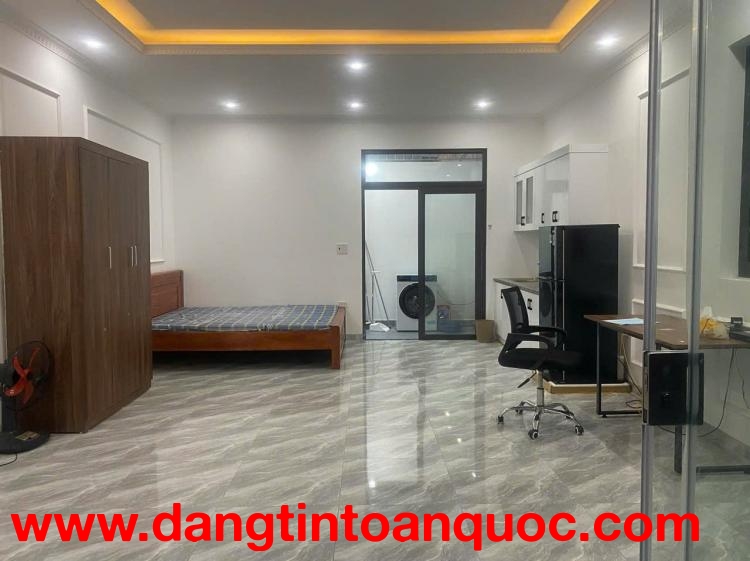 Nhà mình cần cho thuê 1 căn hộ rộng khoảng 37m2 sân cổng rộng rãi ô tô đỗ tận cửa.