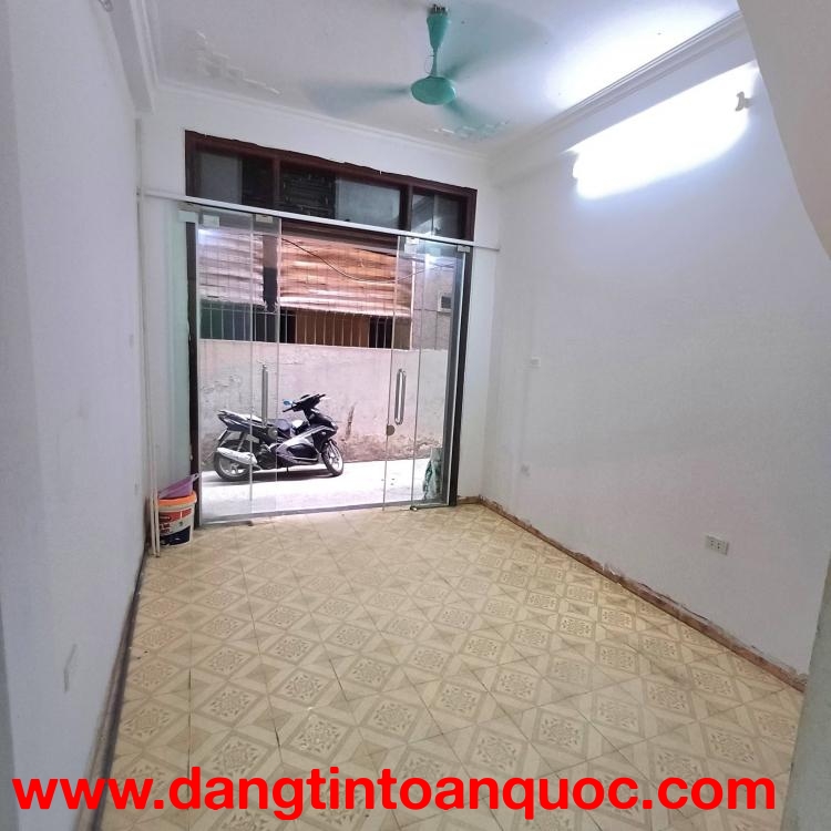 Cho thuê nhà ngõ Đường Láng, 35m2 x 3 tầng, 3PN 3VS