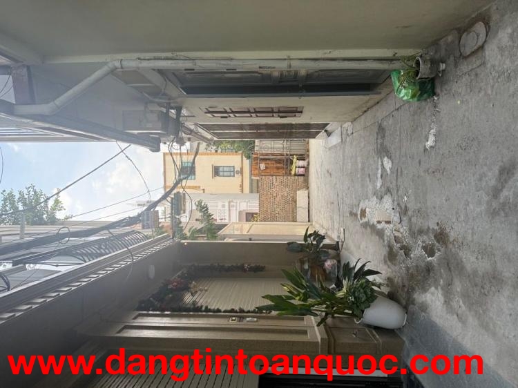 Hơn 6 tỷ nhà c4 phố trạm 35m x 3m5 oto đỗ cổng hiếm trong phân khúc. LH 0936123469