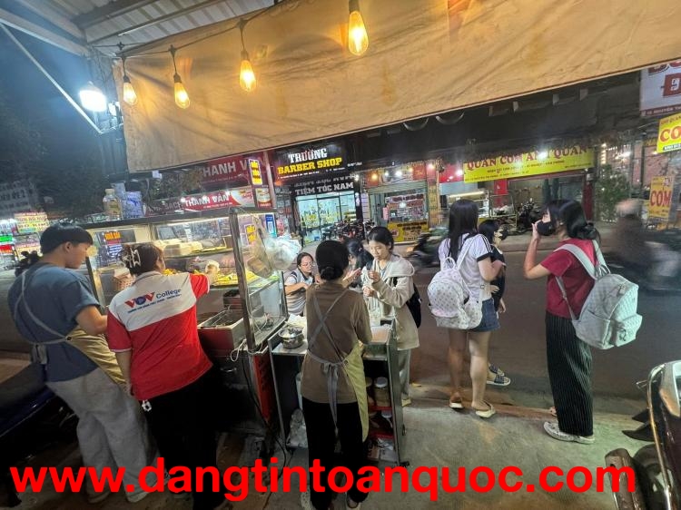 Bận việc gia đình nên sang quán trà sữa ăn vặt có chỗ ở lại