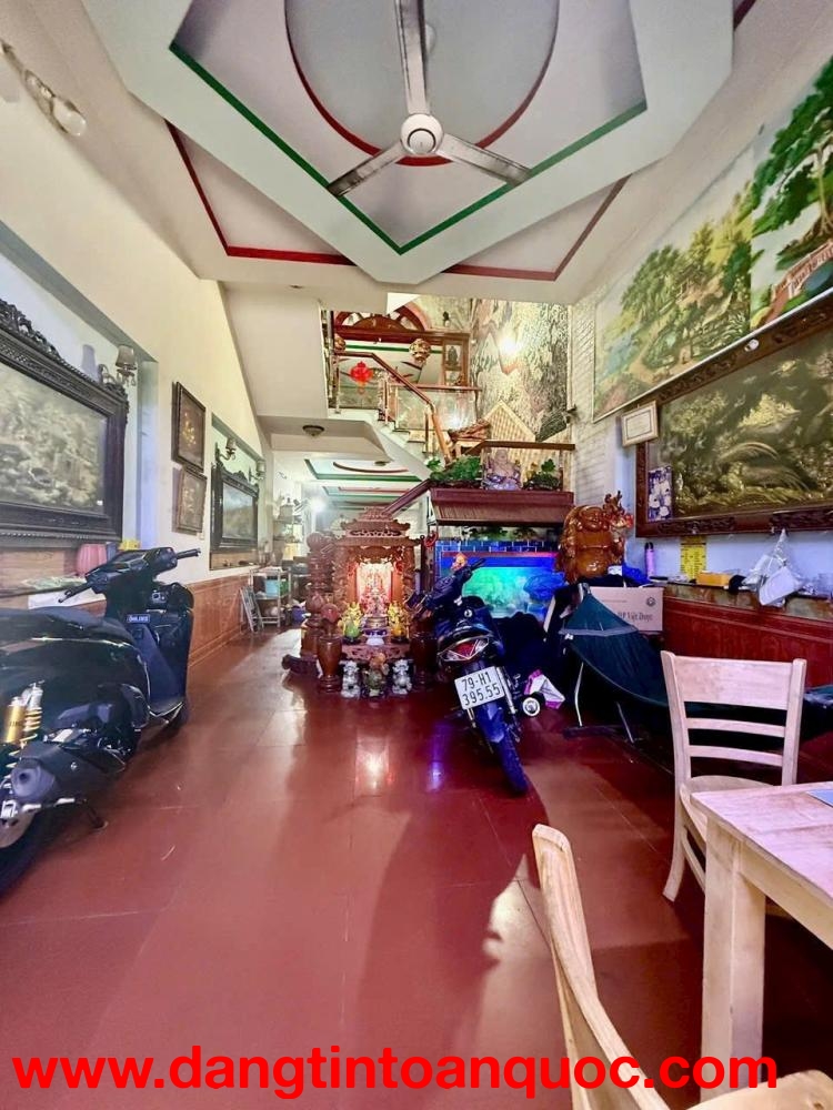 Giảm 1 tỷ! Bán nhà 771 Nguyễn Ảnh Thủ, P. TMT, đoạn sung nhất – 4.5x34m, 3 Tầng