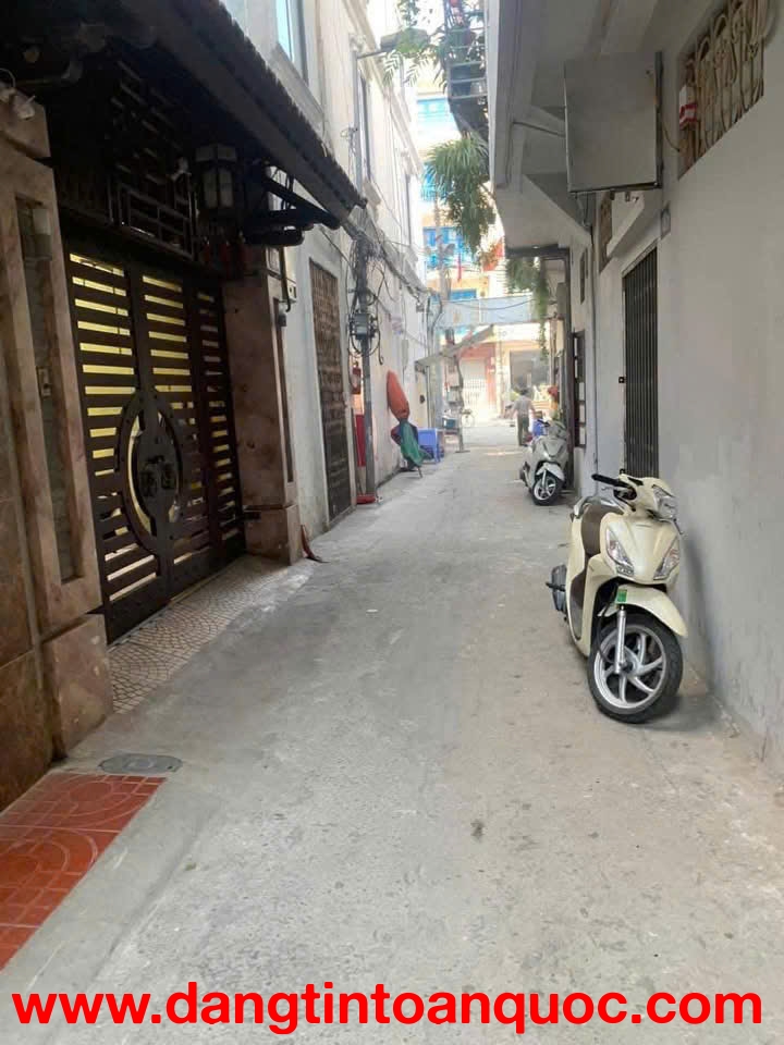 Cho thuê nhà ngõ ô tô Giảng Võ 25m² x 3,5 tầng, 2 ngủ, 3 WC, 1 gác xép chỉ 8 triệu