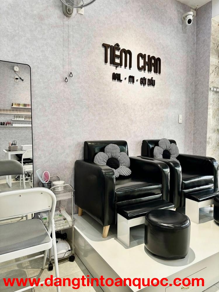 Có việc gia đình nên e cần sang quán nail gội, mặt bằng trung tâm, đường ăn uống, gần cầu rồng.