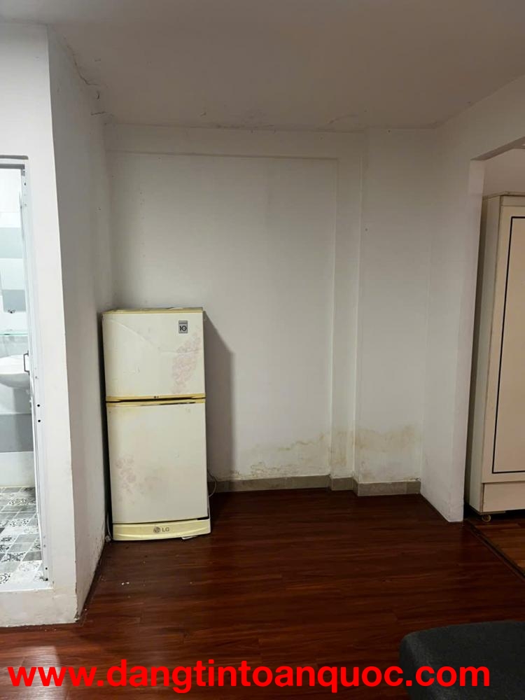 Phòng lầu 1 – nhà 127/139 Điện Biên Phủ, P. Tân Định (gần vòng xoay ĐBP), căn thứ 5 từ ĐBP quẹo vào.