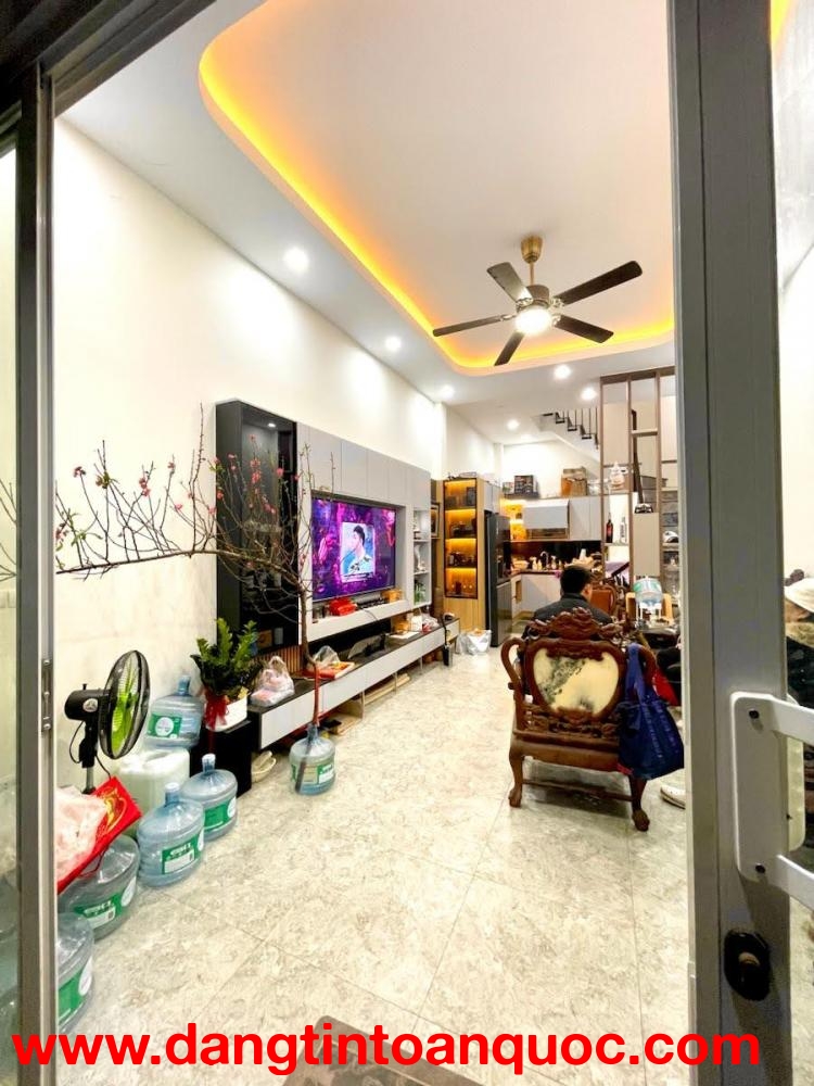 Bán gấp nhà đẹp Phố Khương Hạ- 38m*5 tầng-Cạnh hồ điều hoà- ô tô đỗ cách 5m. Giá 11 tỷ