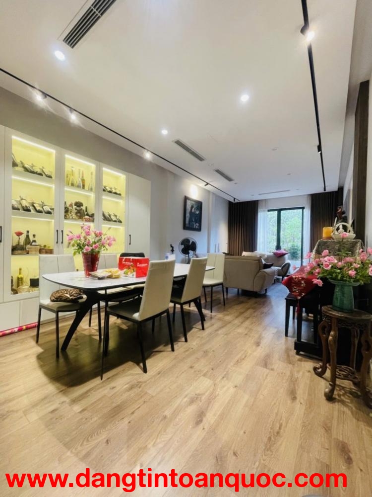 Giá tốt khu vực, bán nhà Quần Ngựa Văn Cao, ô tô tránh, 80m, 5 tầng