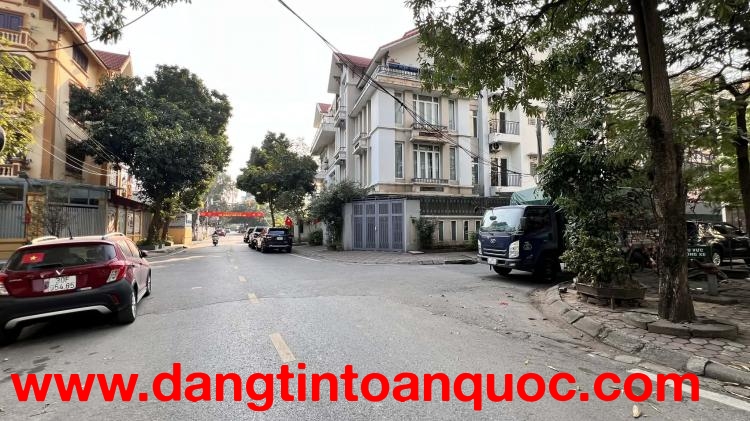 biệt thự lô góc Việt Hưng, 3 thoáng, vỉa hè rộng, ôtô tránh, view công viên cây xanh