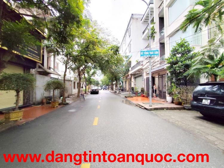 Bán nhà mặt đường Hoàng Ngọc Phách - 93m 2 tầng - giá 8.9 tỉ