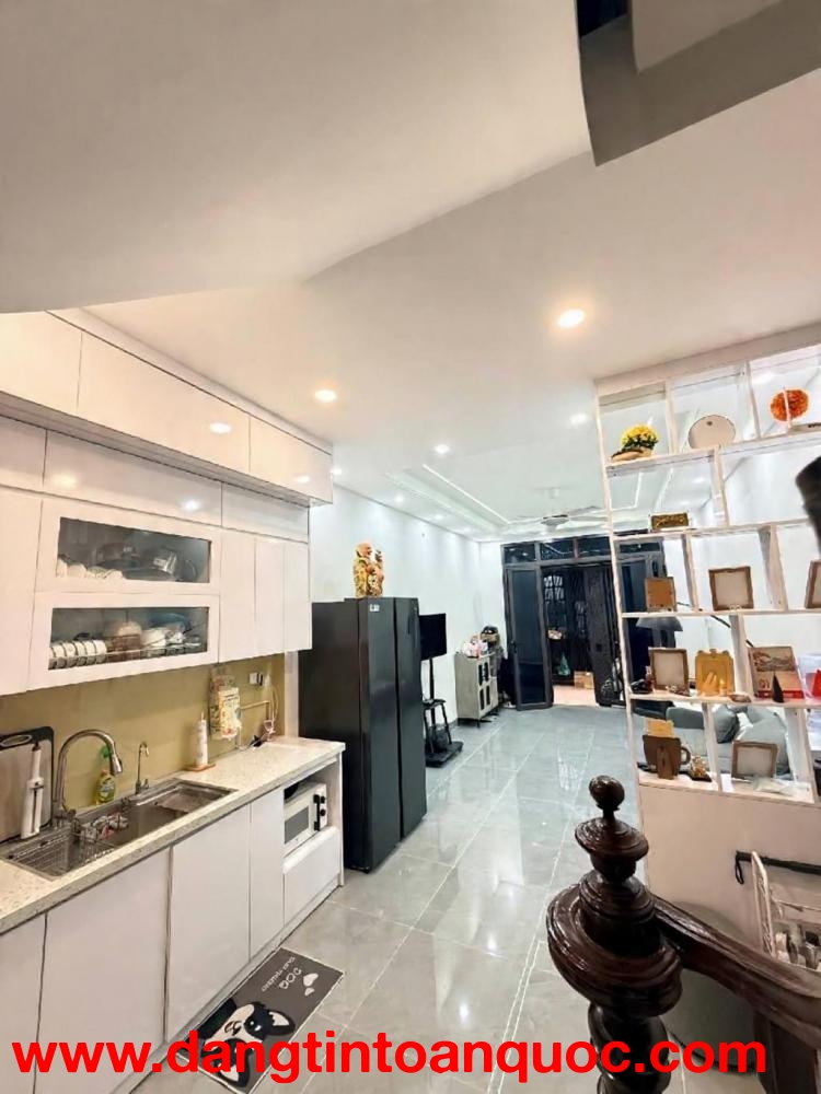 lạc long quân cầu giấy 35m x4 tầng 8,95 tỷ full nội thất,5p đi bộ ra hồ tây