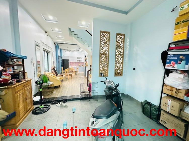 Bán nhà 3 tầng, DT 75m2, Số 7, Linh Trung, Thủ Đức, TP HCM giá 7,89  tỷ, sổ hồng. Liên hệ: 093312587