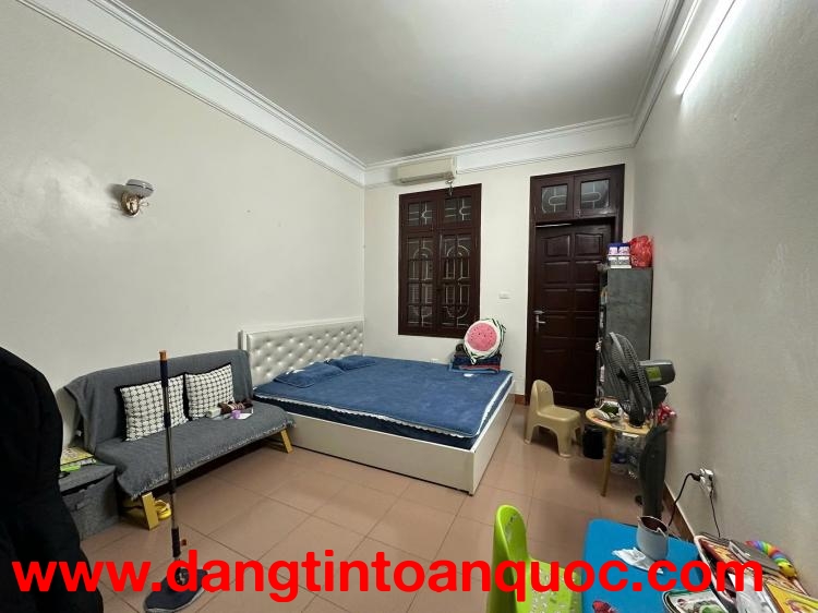 Bán nhà phân lô Nguyên Hồng, 56m2, 4 tầng, mặt tiền 4m, 24.8 tỷ, ô tô tránh, vỉa hè