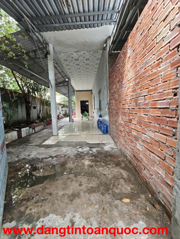 Nhà 4 triêụ 4 phòng ngủ Võ Văn Kiệt nơi có khuôn viên cây cối