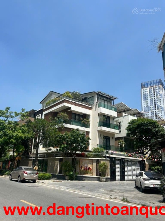 Bán nhà phố Hoàng Quốc Việt - 121m 5 Tầng Lô Góc Hai mặt tiền Ô tô Vỉa hè an sinh kết hợp văn phòng