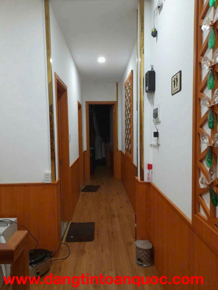 cần bán gấp nhà 3 tầng mặt tiền Hùng Vương Diện tích : 65m2 Giá bán : 22,5 tỷ lh e Mọi thông tin chi