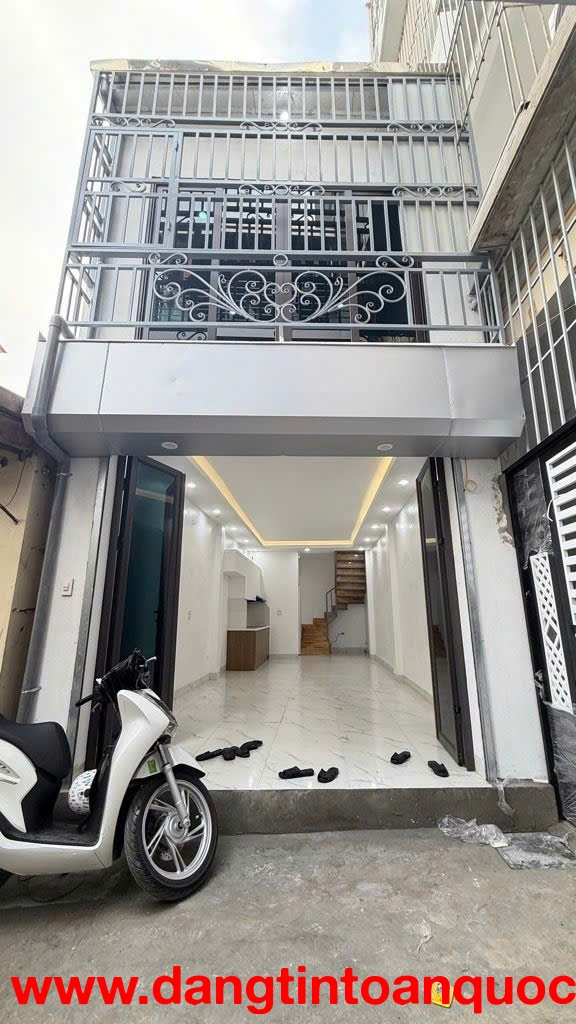 Chính chủ bán nhà 2 tầng mặt ngõ Giải Phóng , ô tô đỗ cửa