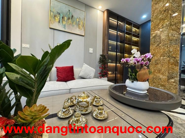 Cực hiếm! Bán nhà Trần Hưng Đạo, 60m2, mặt tiền 5m, 30.8 tỷ, ô tô tránh, KD đỉnh