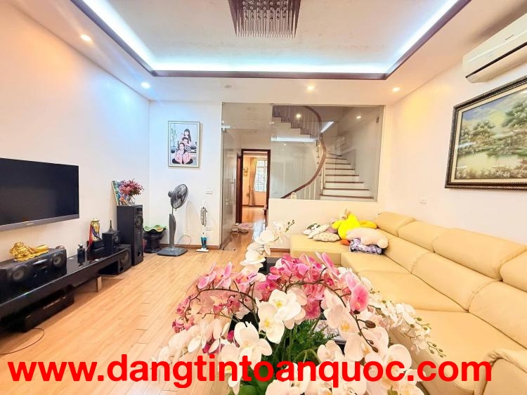 Bán nhà Đội Cấn lõi Ba Đình  gần phố nhà dân xây chắc chắn 65m 5tầng 20,6tỷ