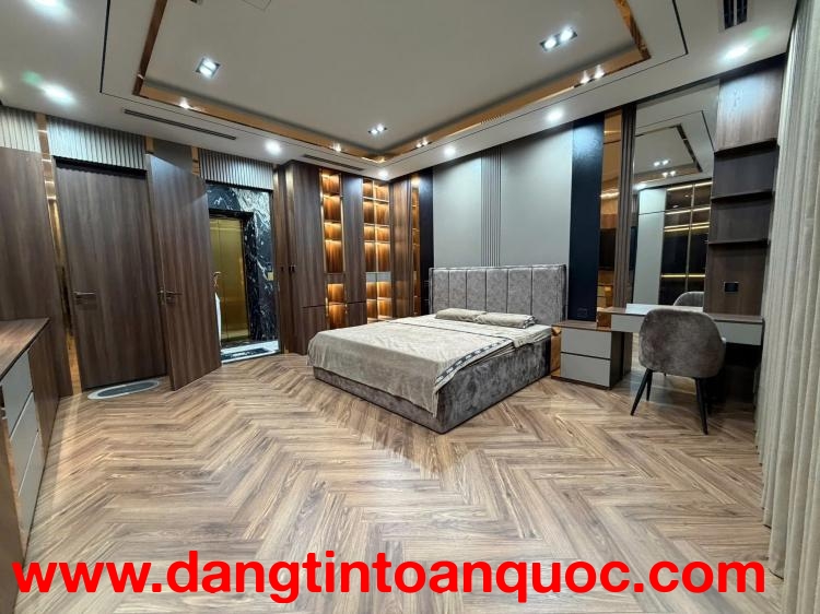 Cực hiếm! Bán tòa văn phòng mặt phố Thái Thịnh, 60m2, 9 tầng thang máy, mặt tiền 4.5m, 54.8 tỷ, ô tô