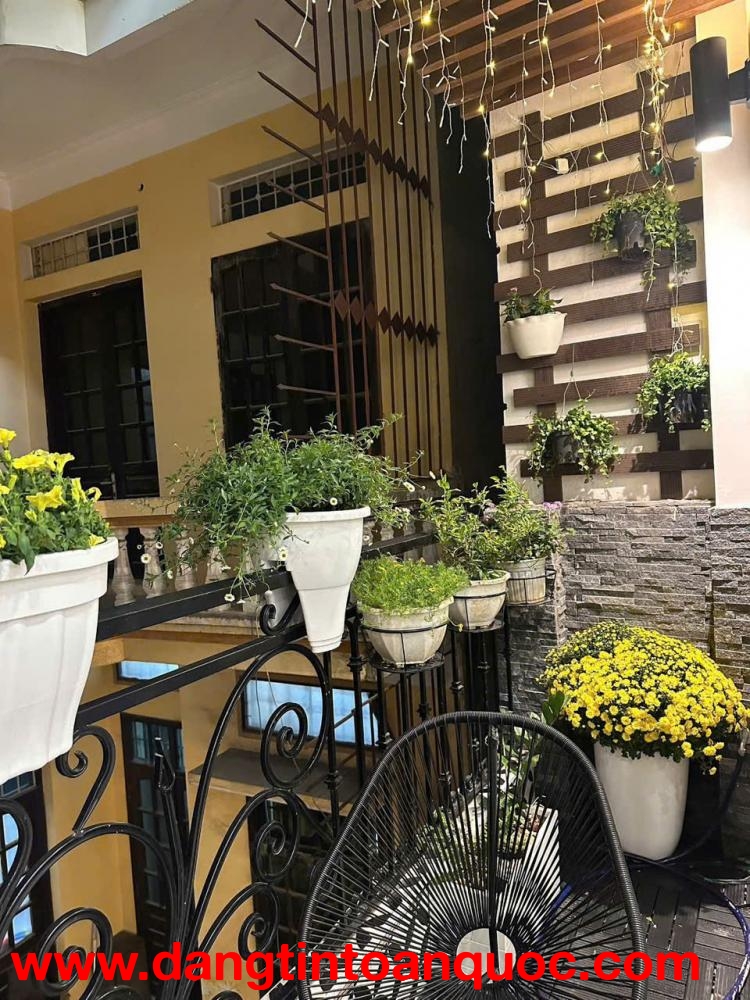 LÔ GÓC 3 THOÁNG - DÂN XÂY CHẮC CHẮN - TRUNG TÂM - NGÕ THÔNG - TRƯỚC NHÀ THOÁNG