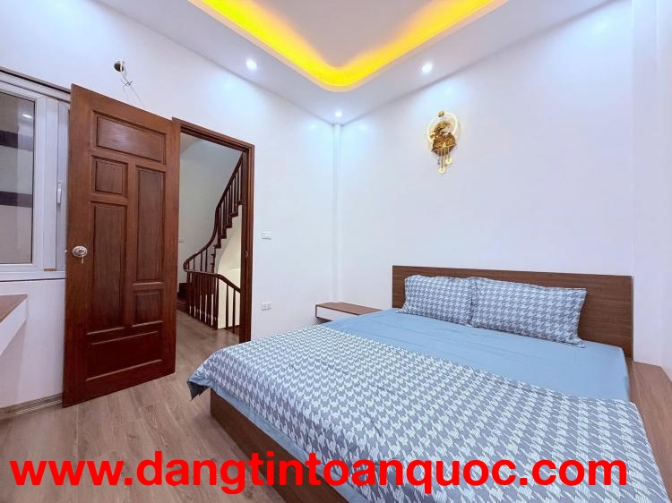 Bán nhà Hoàng Cầu, 61m2, 4 tầng, mặt tiền 4m, 25.8 tỷ, vỉa hè, ô tô tránh, kinh doanh