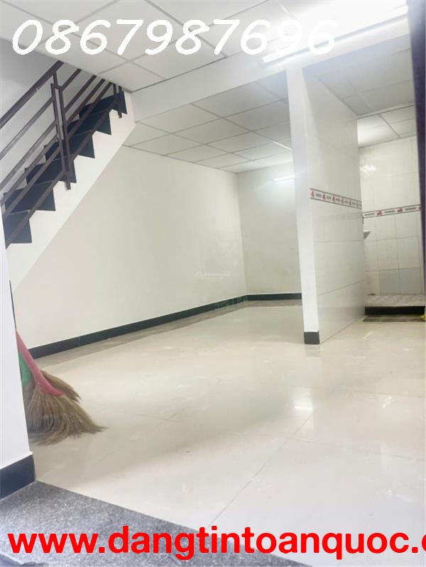 Căn nhà tập thể 74B Quang Trung, hẻm 2,4m * Cách biển Trần Phú: 450m. Giá: 2,150 tỷ