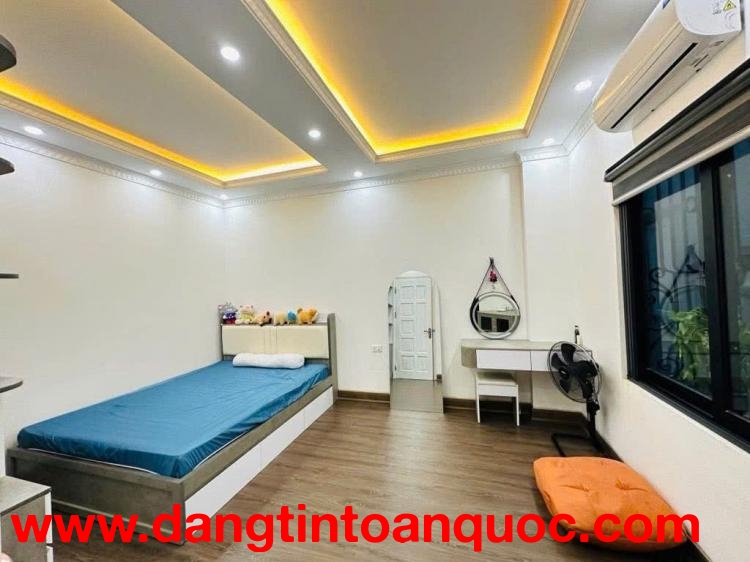 CẦN BÁN NHÀ NGỌC LÂM 6 TANG CÓ THANG MÁY,35m nhỉnh 9 tỷ.